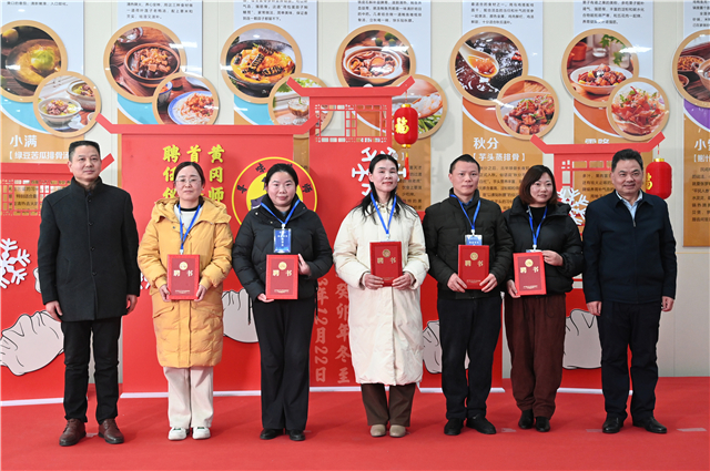 黄冈师院特聘26名食品监督员 冬至节花样饺子为“考研帮”壮行_fororder_DSC_2861.JPG